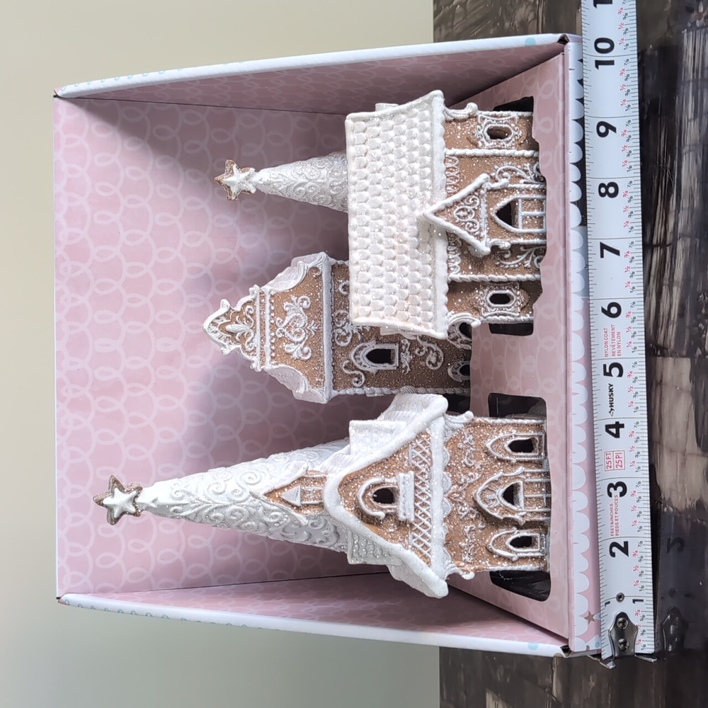 Cupcakes and Cashmere Festive 🎄 5 Piece Light Up Gingerbread Village Set - Picture 6 of 7